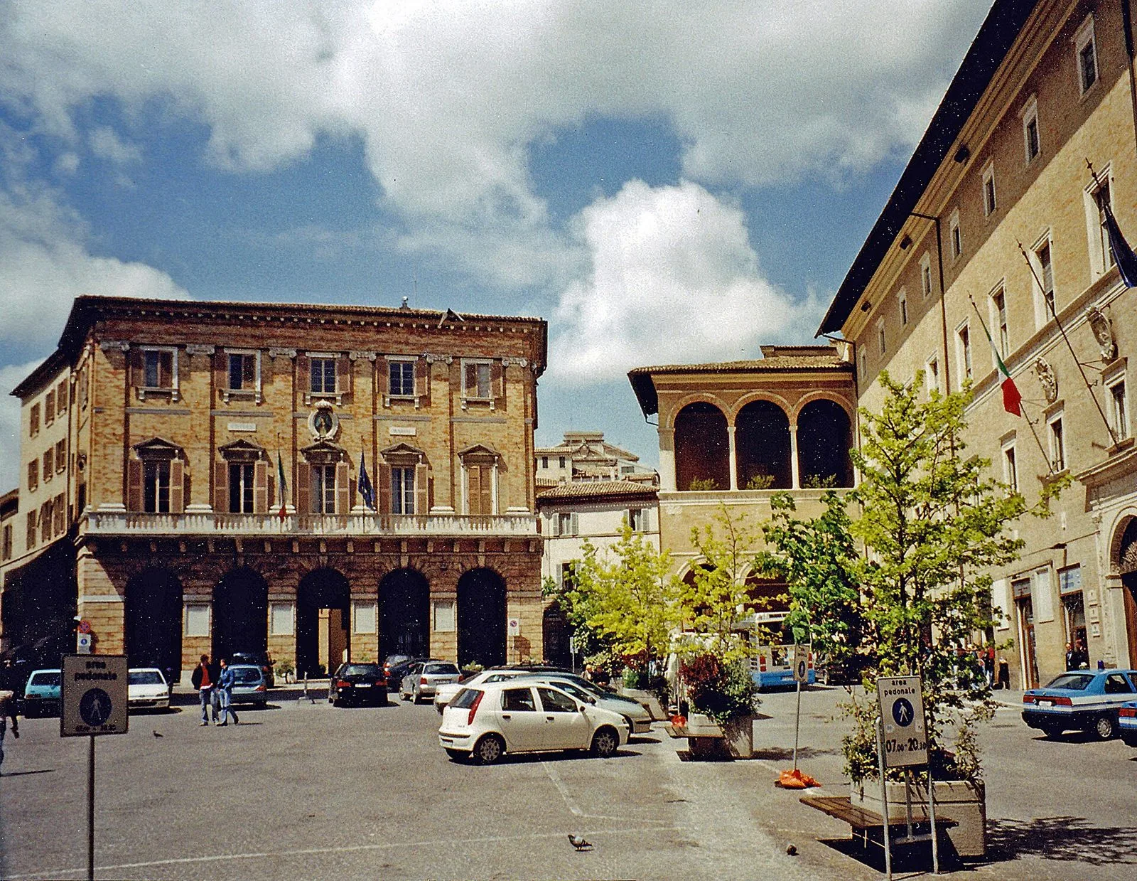 Piazza della Libertà a Macerata con il Palazzo del Comune porticato e la Loggia dei Mercanti rinascimentale