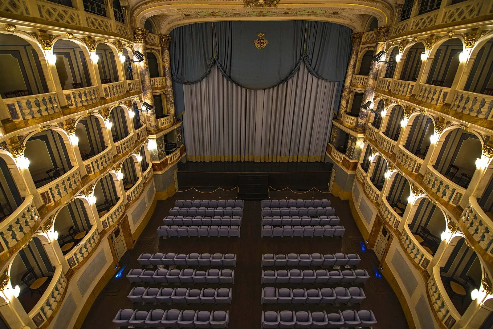 Platea e palchi dorati del Teatro Lauro Rossi di Macerata visti dall'alto