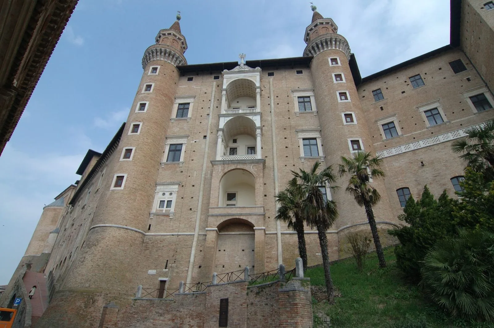 Facciata dei Torricini del Palazzo Ducale di Urbino con le due torri cilindriche e le logge sovrapposte